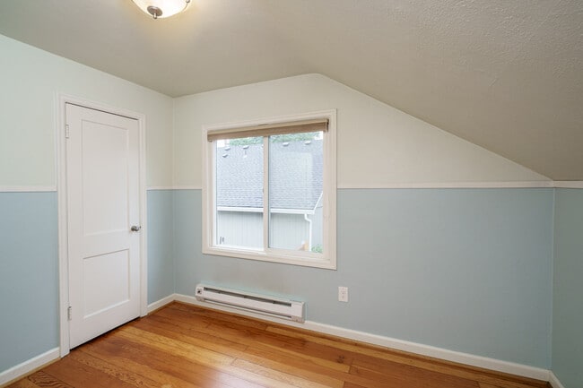 Building Photo - 2 Bedroom with Bonus Room and Office on La...