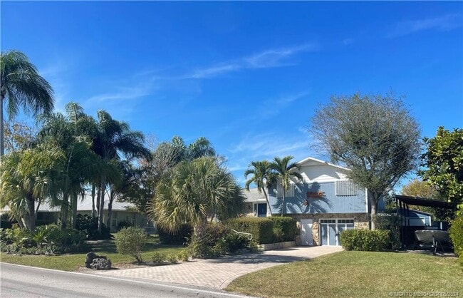 Primary Photo - 5229 SE Horseshoe Point Rd