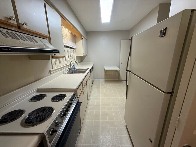 Building Photo - 28 Summercreek Dr