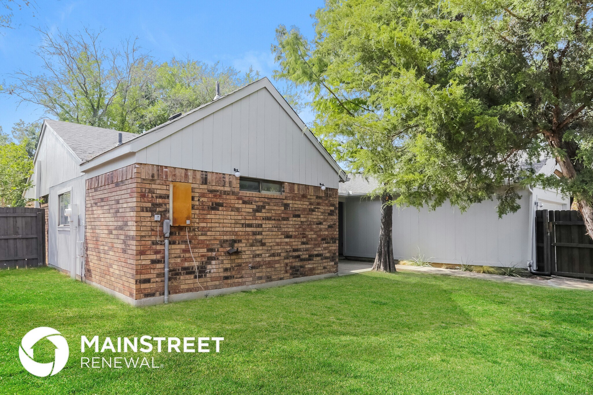 Building Photo - 2401 Cypress Dr
