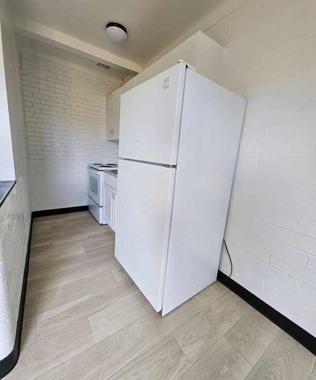 Building Photo - IMPERIAL CORNER APARTMENTS -$299 Move-In S...