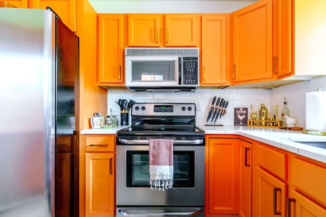 Building Photo - 98 Brickel St