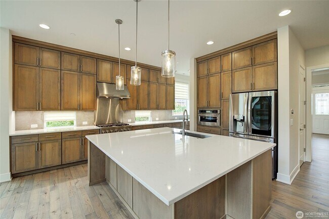 Building Photo - 5Bd/4Ba Bellevue House