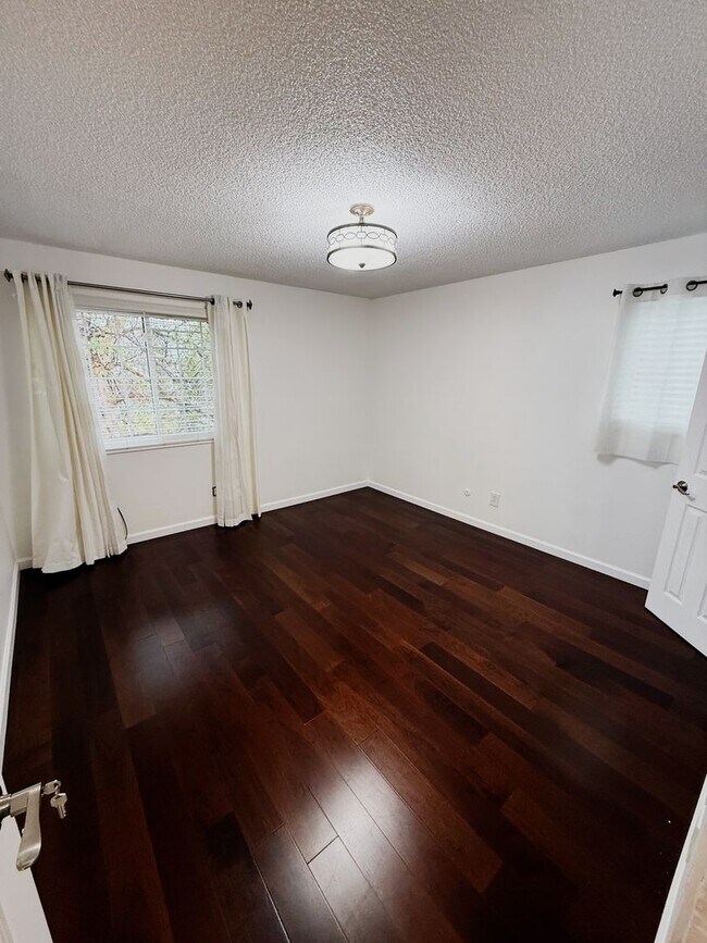 Building Photo - 1 Bed Condo in the heart of everything