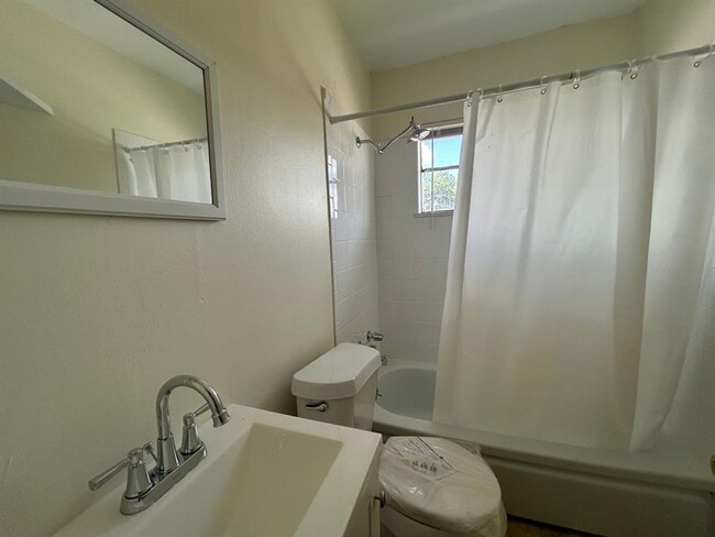 Building Photo - Charming two bedroom apartment