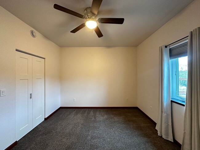 Building Photo - 3 Bed/2 Bath/2 Car Garage/Water Front Home