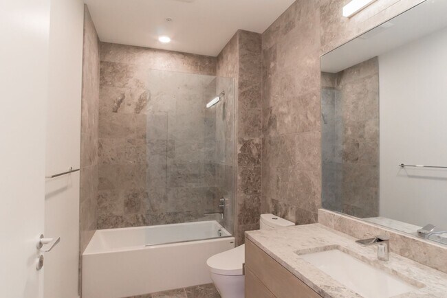 Building Photo - 2Bd/2Ba Seattle Condo