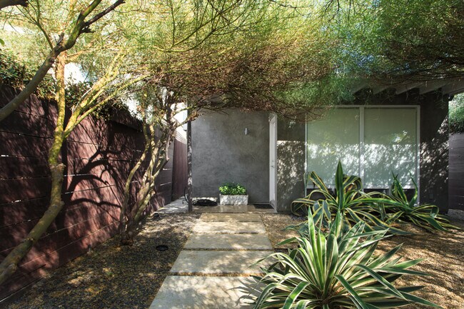 Building Photo - 2036 Walgrove Ave