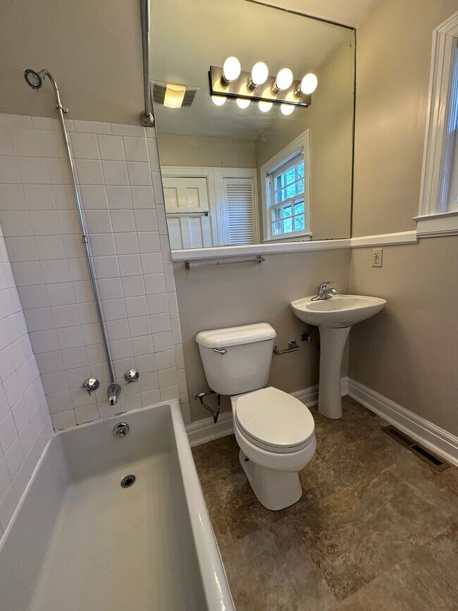 Building Photo - Coming Soon! Charming 1 BR House, 6 min from UK! New Flooring & Paint, Fenced Backyard, Pets Ok!