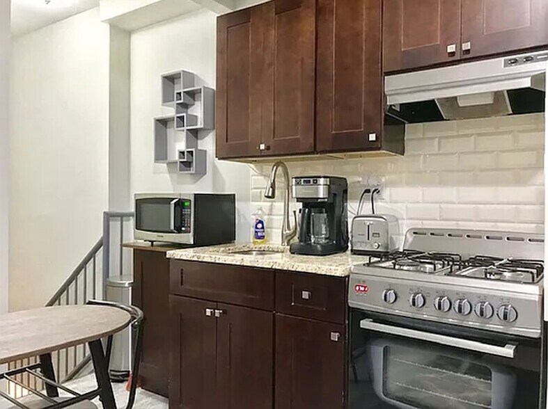 Building Photo - 556 W 161st St