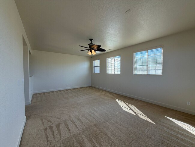 Building Photo - Spacious 4 Bedroom, 2.5 Bath in North Valleys