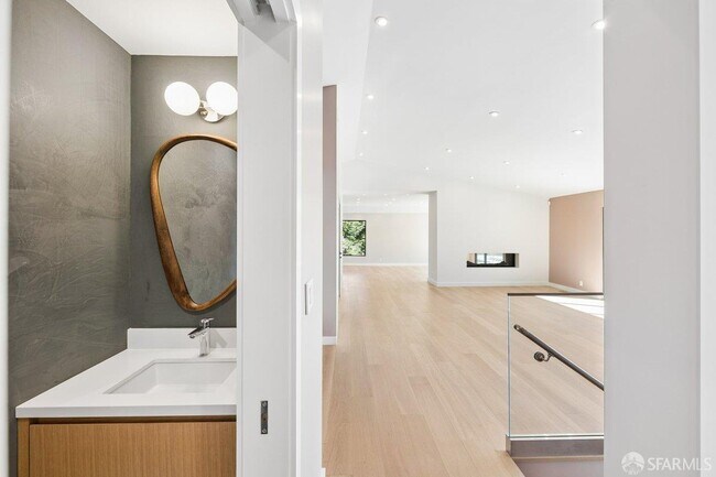 Building Photo - 1435 Lakeview Dr