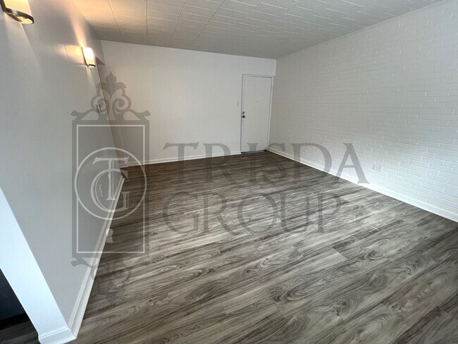 Building Photo - Move In Ready! North Hills School District-2 BR/1BA, Central AC, LVP Floors, Upgraded Kitchen, Ba...