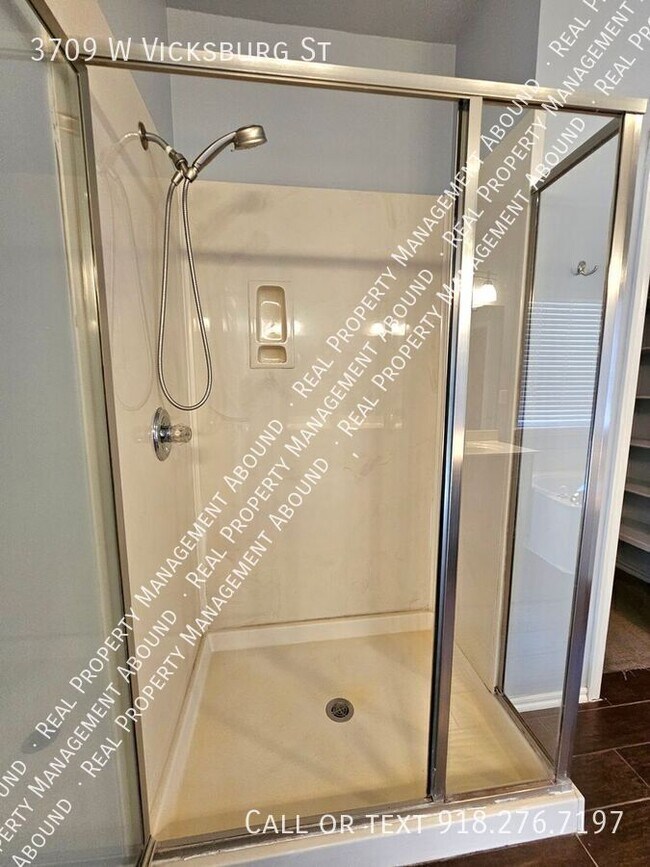 Building Photo - 3709 W Vicksburg St