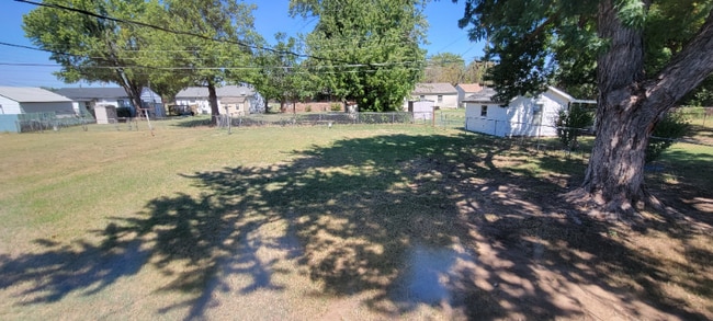 Building Photo - 2314 W Maple Ave