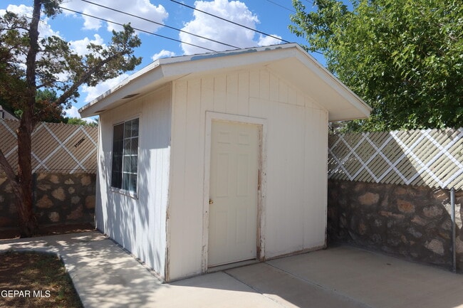Building Photo - 10345 Biscaine St