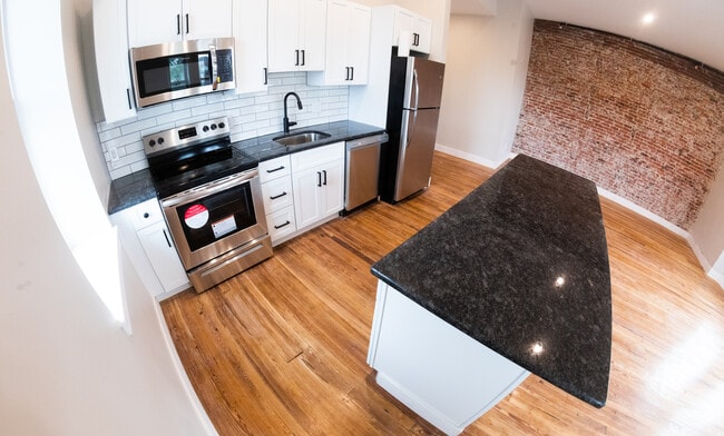 Building Photo - 612 S 5th St