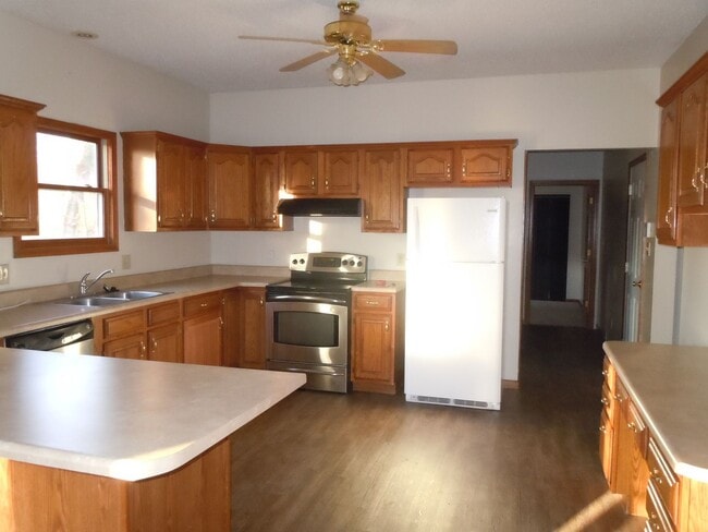 Building Photo - 3-4 Bedroom Executive Home on 5 Acres has 4 Baths and a 3 Car Garage!!