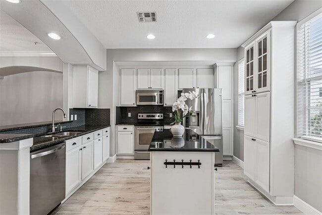 Building Photo - 4571 Virginia Dr