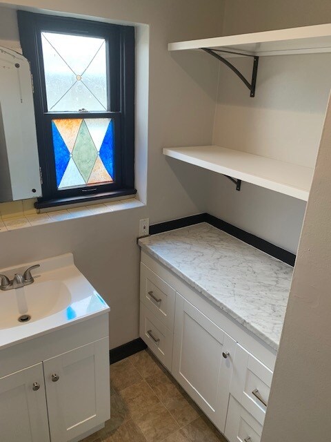 Hallway bathroom - 14829 Carnell St