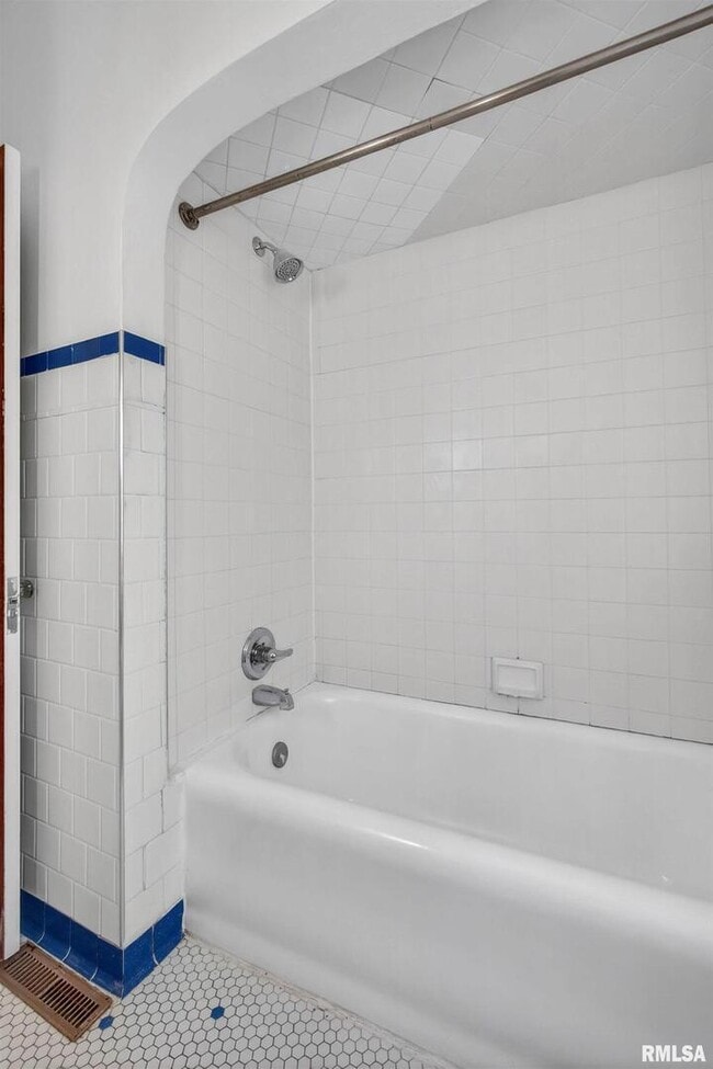 Building Photo - 318 W Columbia Ave