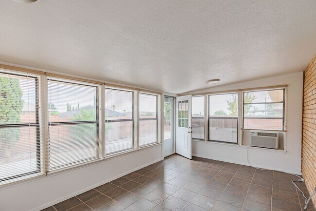 Building Photo - Beautiful Home Near Foothills Park With Gr...