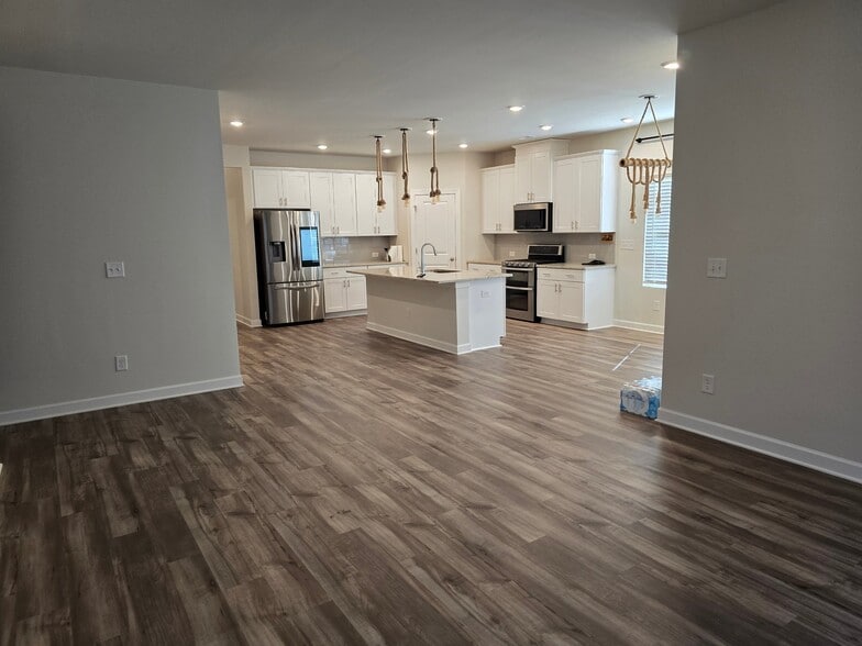 Building Photo - 3301 Plum Dr