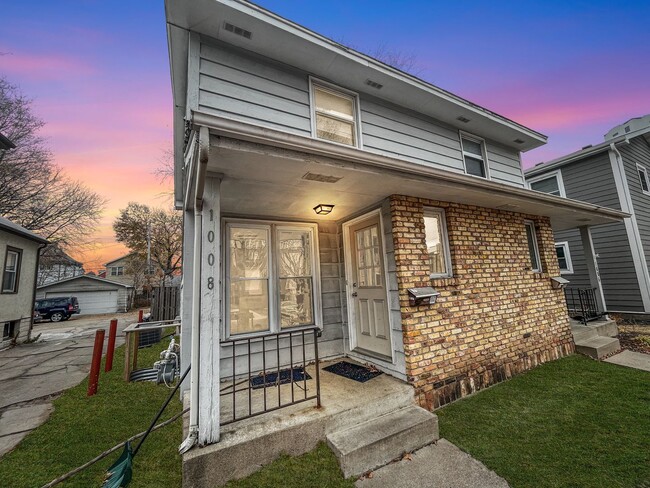 Building Photo - 1008 12th Ave SE