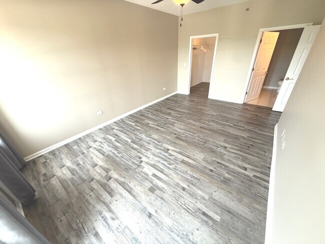 Building Photo - 400 Village Cir