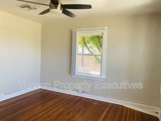 Building Photo - 2632 N Stone Ave