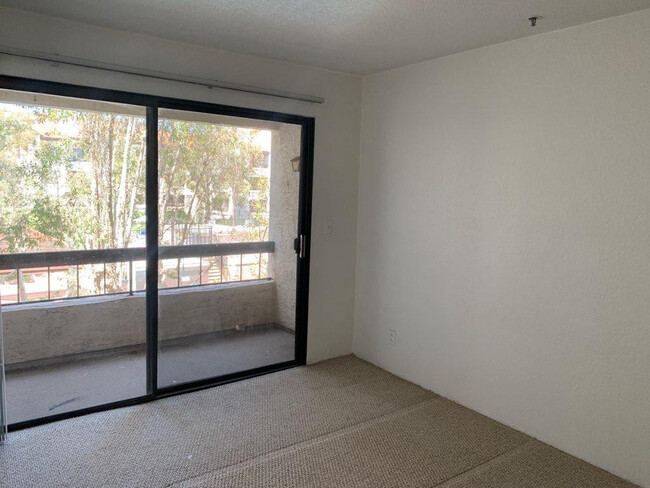 Building Photo - 1 BEDROOM / 1 BATHROOM - MISSION VALLEY (W...