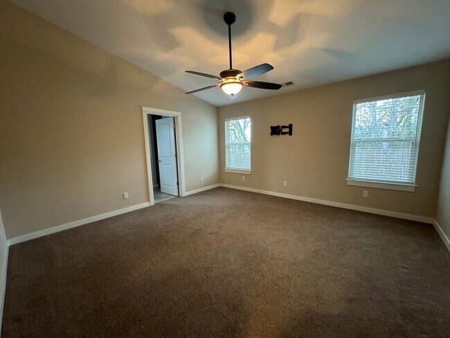 Building Photo - Well maintained, updated 3 bedroom home in quiet neighborhood