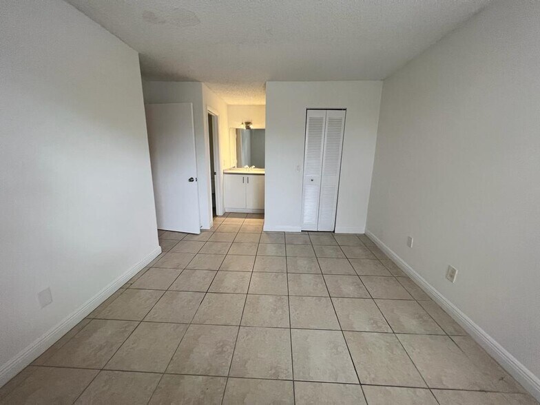 Building Photo - 1257 SW 46th Ave