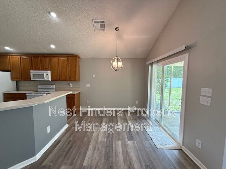 Building Photo - 830 S Lilac Loop