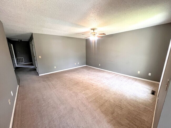 Primary Photo - 1404 Valleywood Dr