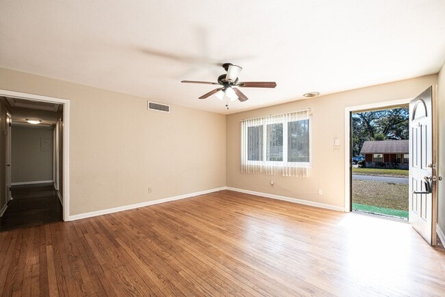 Building Photo - Great Florida Home with Garage in the Hear...