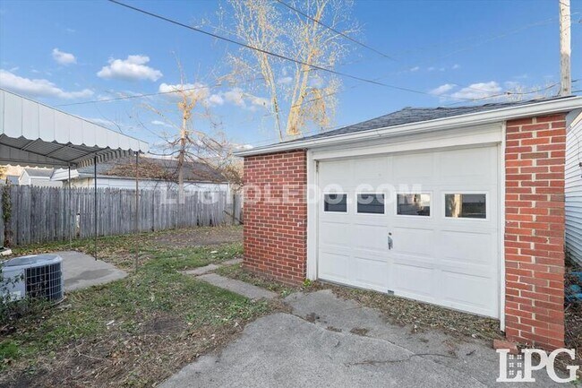 Building Photo - 4336 Lyman Ave