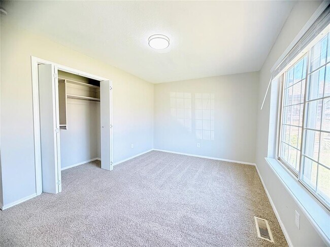 Building Photo - 121 W Vail Dr
