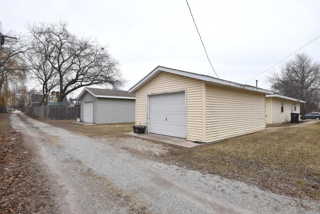 Building Photo - 3042 Hamlin Ave