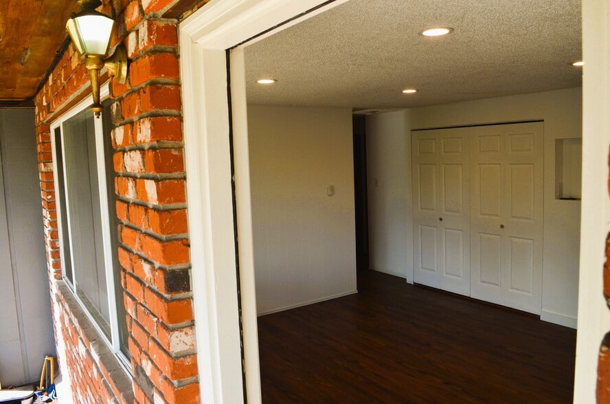 Building Photo - 317 Linn Ave