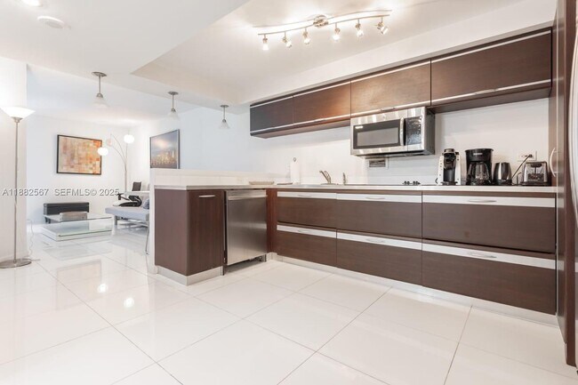 Building Photo - 2301 Collins Ave