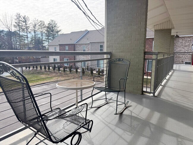 Building Photo - 1045 E 10th St