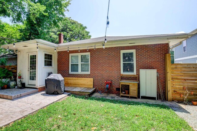 Building Photo - Adorable 3 bedroom ranch with fenced yard!