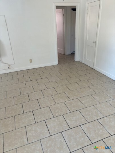 Building Photo - 805 W Kern Rd