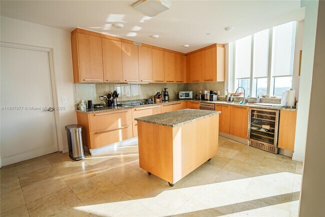Building Photo - 15901 Collins Ave