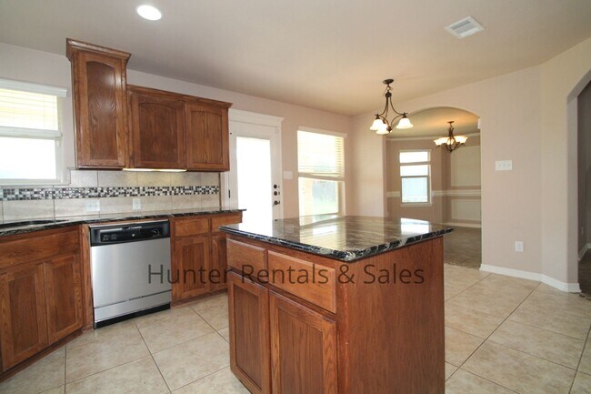 Building Photo - Evergreen Estates Beauty!