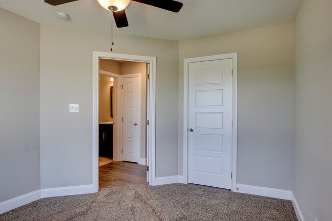 Building Photo - Sharp 3 bed 2 Bath Close To Ft Campbell