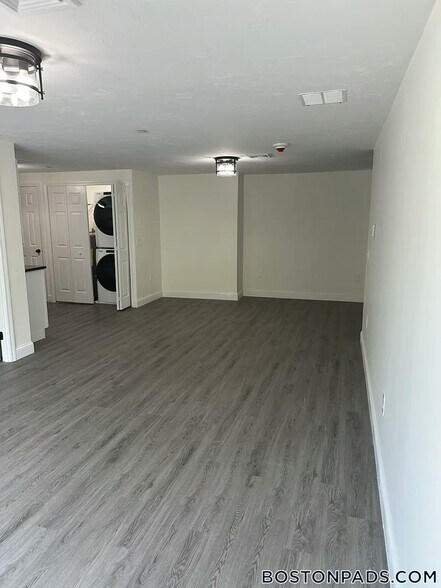 Building Photo - 267 Mill St