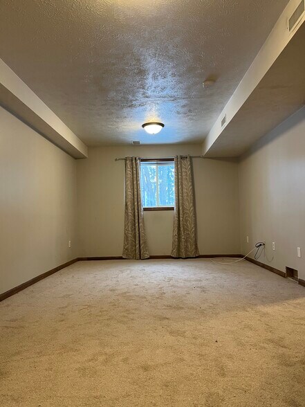 Large finished lower-level room with window - 4417 Poinsettia Ave SE