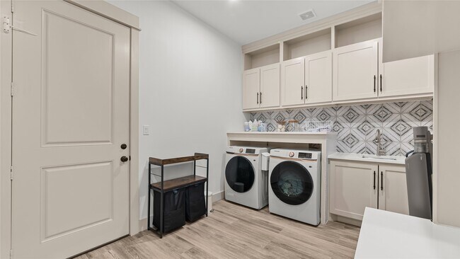 Building Photo - 517 Moore St